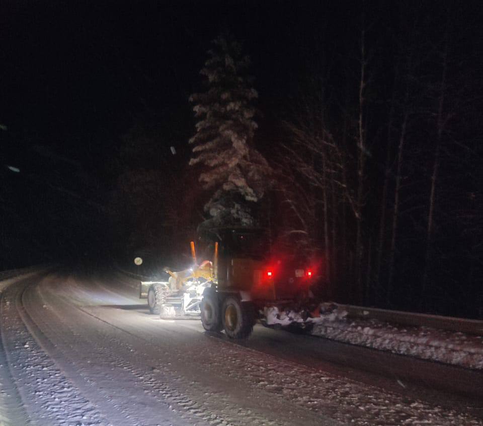 Из-за сильного снегопада дорожники перешли на усиленный режим и работают в круглосуточном режиме Из-за сильного снегопада дорожники перешли на усиленный режим и работают в круглосуточном режиме