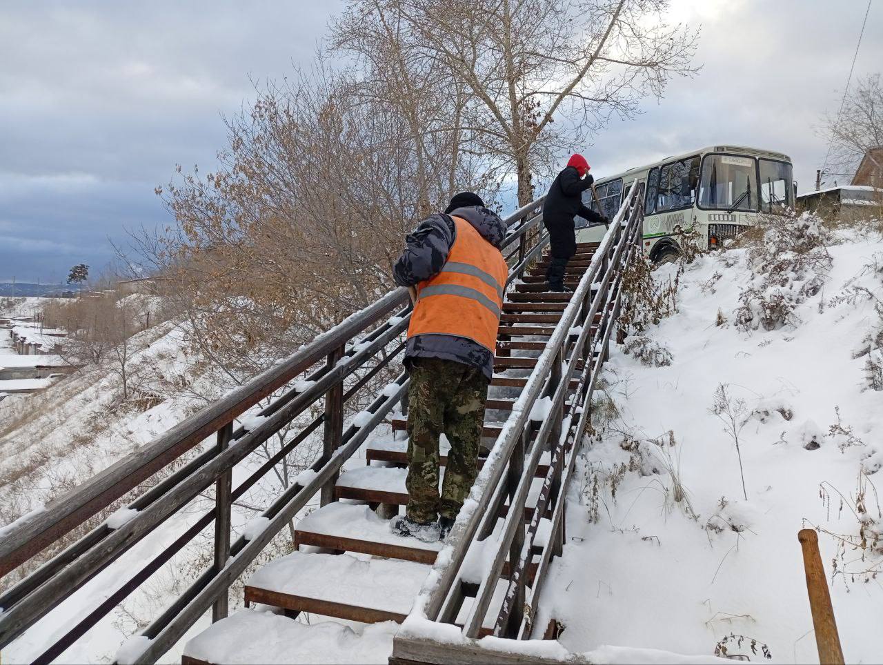 С самого раннего утра, пока город только просыпается, более 100 сотрудников Комбината по благоустройству уже на улицах: они убирают остановки, тротуары, пешеходные зоны и разделительные полосы С самого раннего утра, пока город только просыпается, более 100 сотрудников Комбината по благоустройству уже на улицах: они убирают остановки, тротуары, пешеходные зоны и разделительные полосы