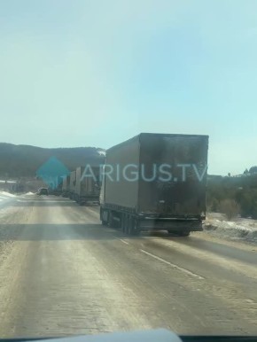 Нам пишут: 4-километровая пробка из фур выстроилась на Барском перевале
