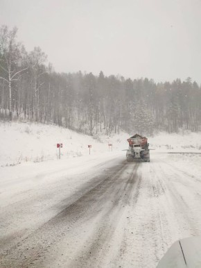 Из-за сильного снегопада дорожники перешли на усиленный режим и работают в круглосуточном режиме