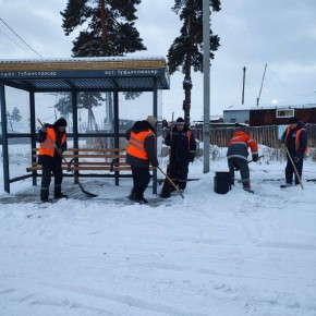 С самого раннего утра, пока город только просыпается, более 100 сотрудников Комбината по благоустройству уже на улицах: они убирают остановки, тротуары, пешеходные зоны и разделительные полосы