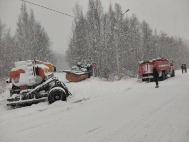 Угроза экологии: на севере Бурятии бензовоз опрокинулся на АЗС