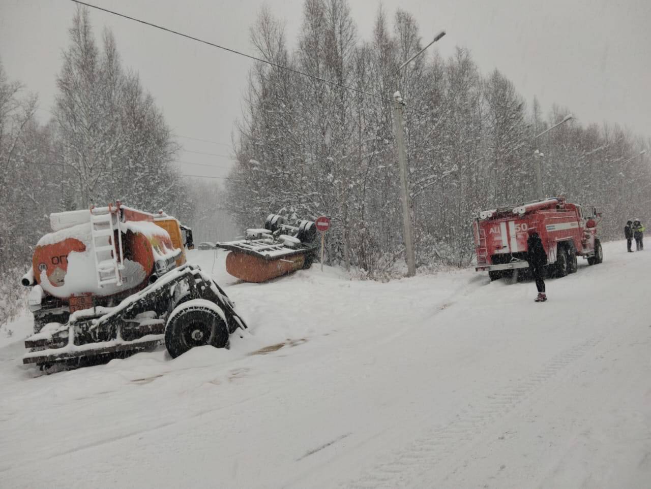 ШОК: из опрокинувшегося бензовоза разлилось топливо ШОК: из опрокинувшегося бензовоза разлилось топливо