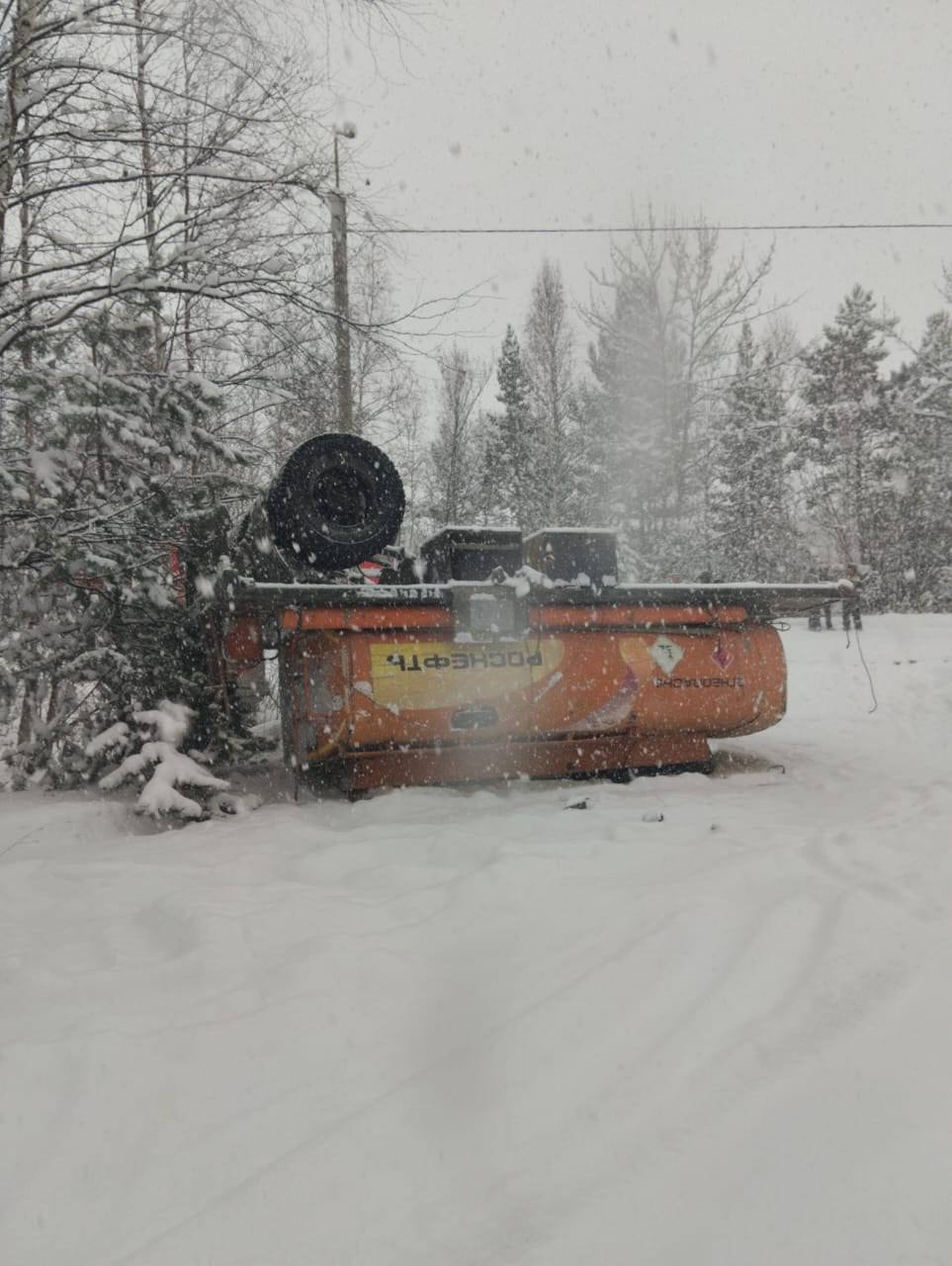 ШОК: из опрокинувшегося бензовоза разлилось топливо ШОК: из опрокинувшегося бензовоза разлилось топливо