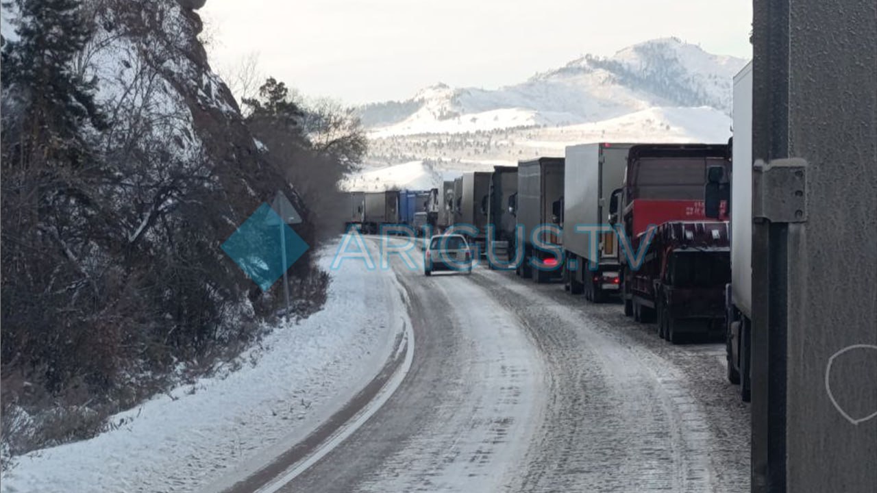 Нам пишут: Перед подъёмом на гору Спящий лев затор не менее двух километров