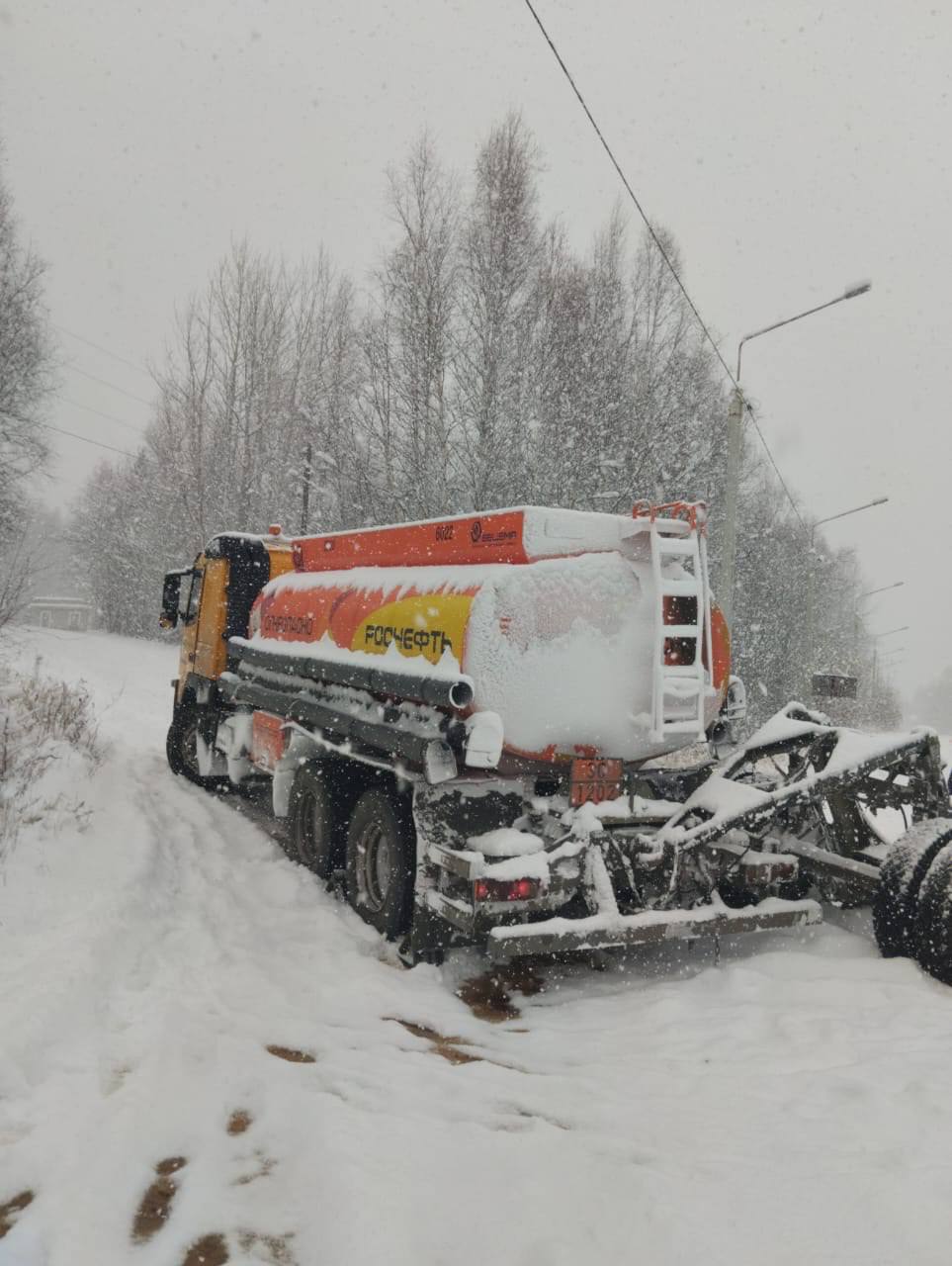 ШОК: из опрокинувшегося бензовоза разлилось топливо ШОК: из опрокинувшегося бензовоза разлилось топливо