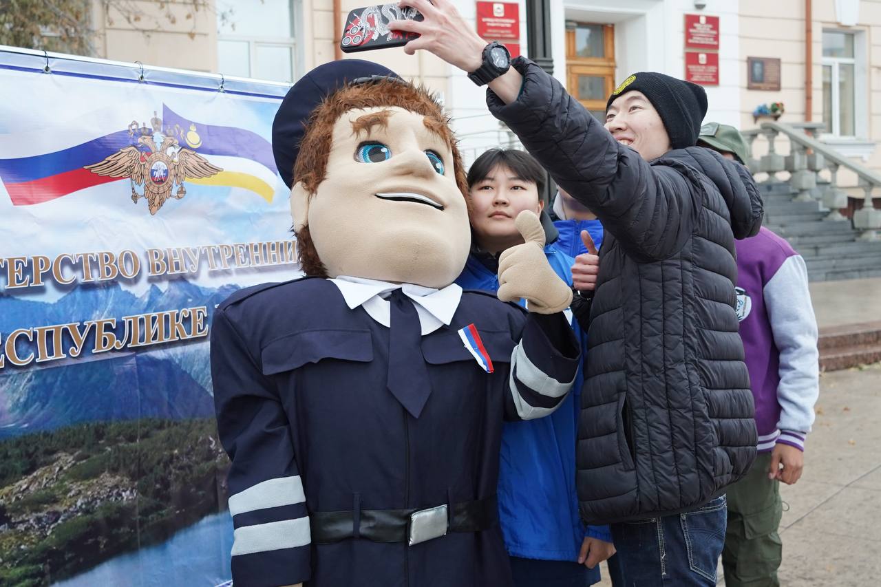 В Бурятии полицейские провели масштабное профориентационное мероприятие «Будь в форме!» В Бурятии полицейские провели масштабное профориентационное мероприятие «Будь в форме!»