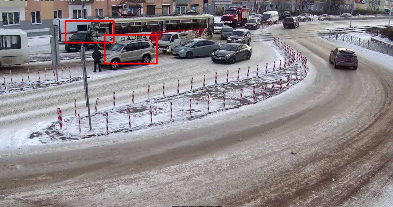 Трамвай и легковушка столкнулись на Октябре