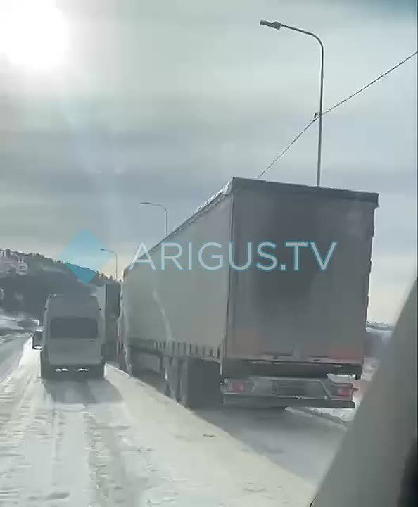 Фуры встали в пробку около села Шалуты