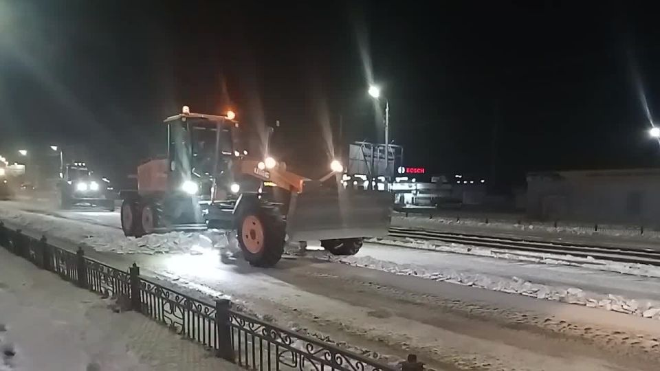 Сотрудники Комбината по благоустройству всю ночь убирали снег с городских дорог и тротуаров
