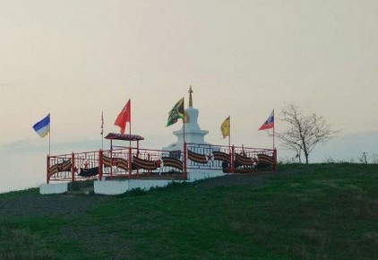 К разрушенному вандалами субургану на Донбассе вернули флаг Бурятии