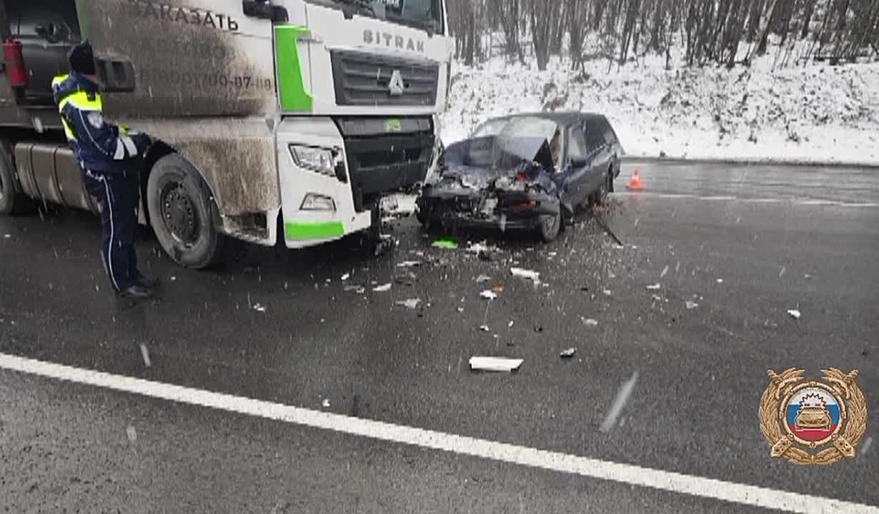 Легковушка столкнулась с фурой на трассе «Байкал»