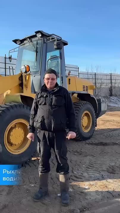 Владимир Рыхлецов, водитель погрузчика КБУ, просит водителей уступать дорогу пескоразбрасывателям