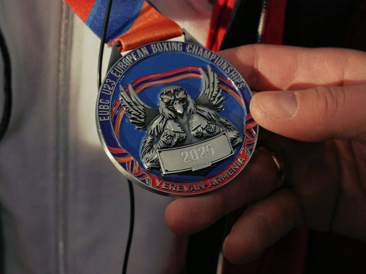 Сегодня по доброй традиции встретили в аэропорту «Байкал» нашу чемпионку – Дарью Пантелееву, вернувшуюся с Первенства Европы по боксу среди юниоров 19-22 лет в Ереване с серебряной медалью Сегодня по доброй традиции встретили в аэропорту «Байкал» нашу чемпионку – Дарью Пантелееву, вернувшуюся с Первенства Европы по боксу среди юниоров 19-22 лет в Ереване с серебряной медалью