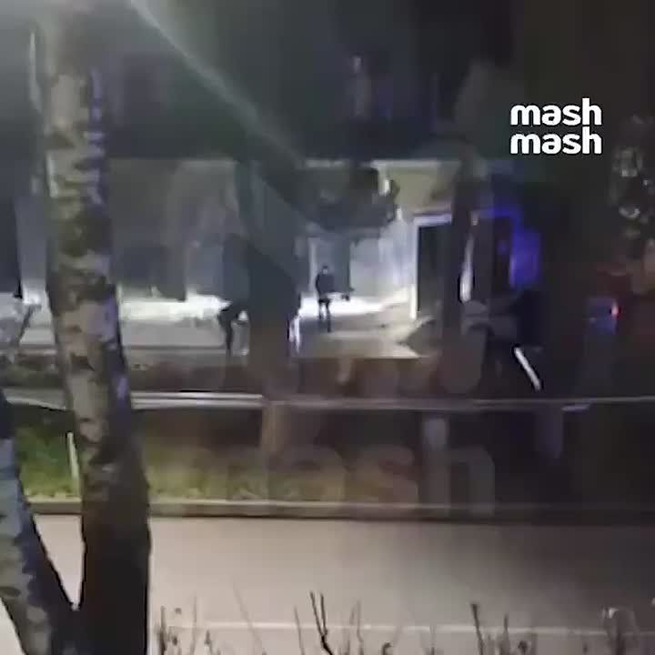 Ребенку оторвало пальцы, когда он пытался поднять купюры