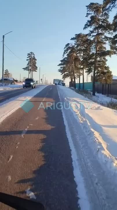 Нам пишут: автобус съехал с дороги в районе остановки СНТ «Стекольщик»