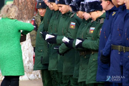 Солдатам-срочникам отказались повышать оклады