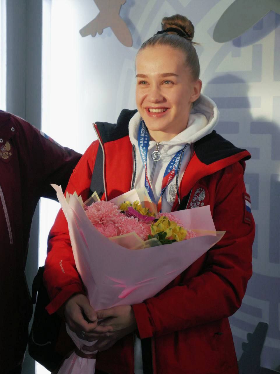 Сегодня по доброй традиции встретили в аэропорту «Байкал» нашу чемпионку – Дарью Пантелееву, вернувшуюся с Первенства Европы по боксу среди юниоров 19-22 лет в Ереване с серебряной медалью Сегодня по доброй традиции встретили в аэропорту «Байкал» нашу чемпионку – Дарью Пантелееву, вернувшуюся с Первенства Европы по боксу среди юниоров 19-22 лет в Ереване с серебряной медалью