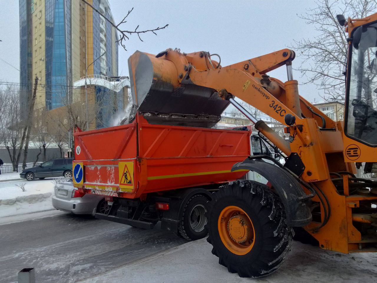 Игорь Шутенков: уборка улиц от снега должна идти беспрерывно Игорь Шутенков: уборка улиц от снега должна идти беспрерывно