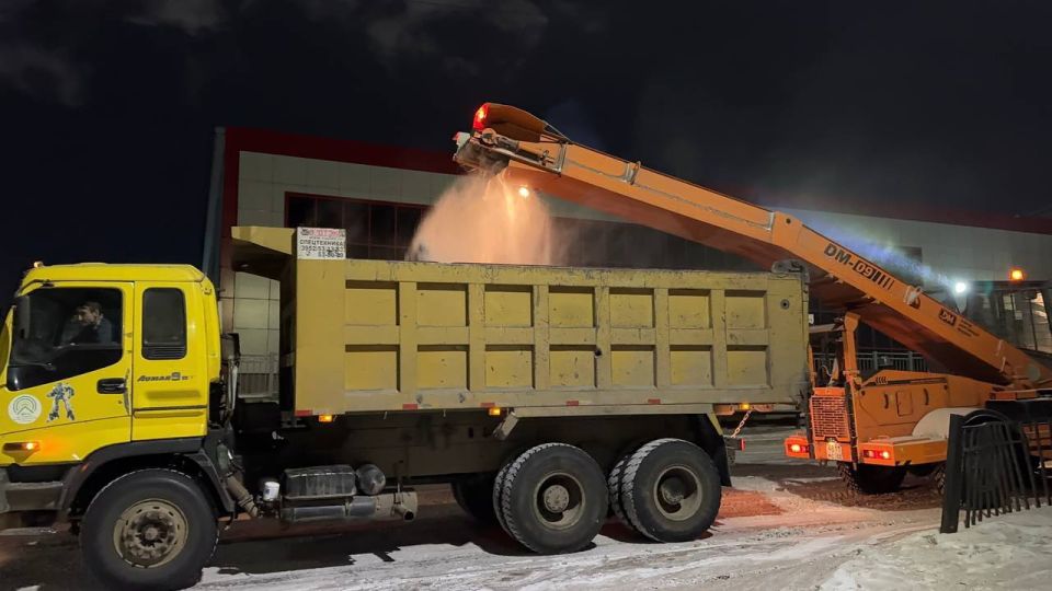 В Улан-Удэ за ночь убрали более 800 кубометров снега