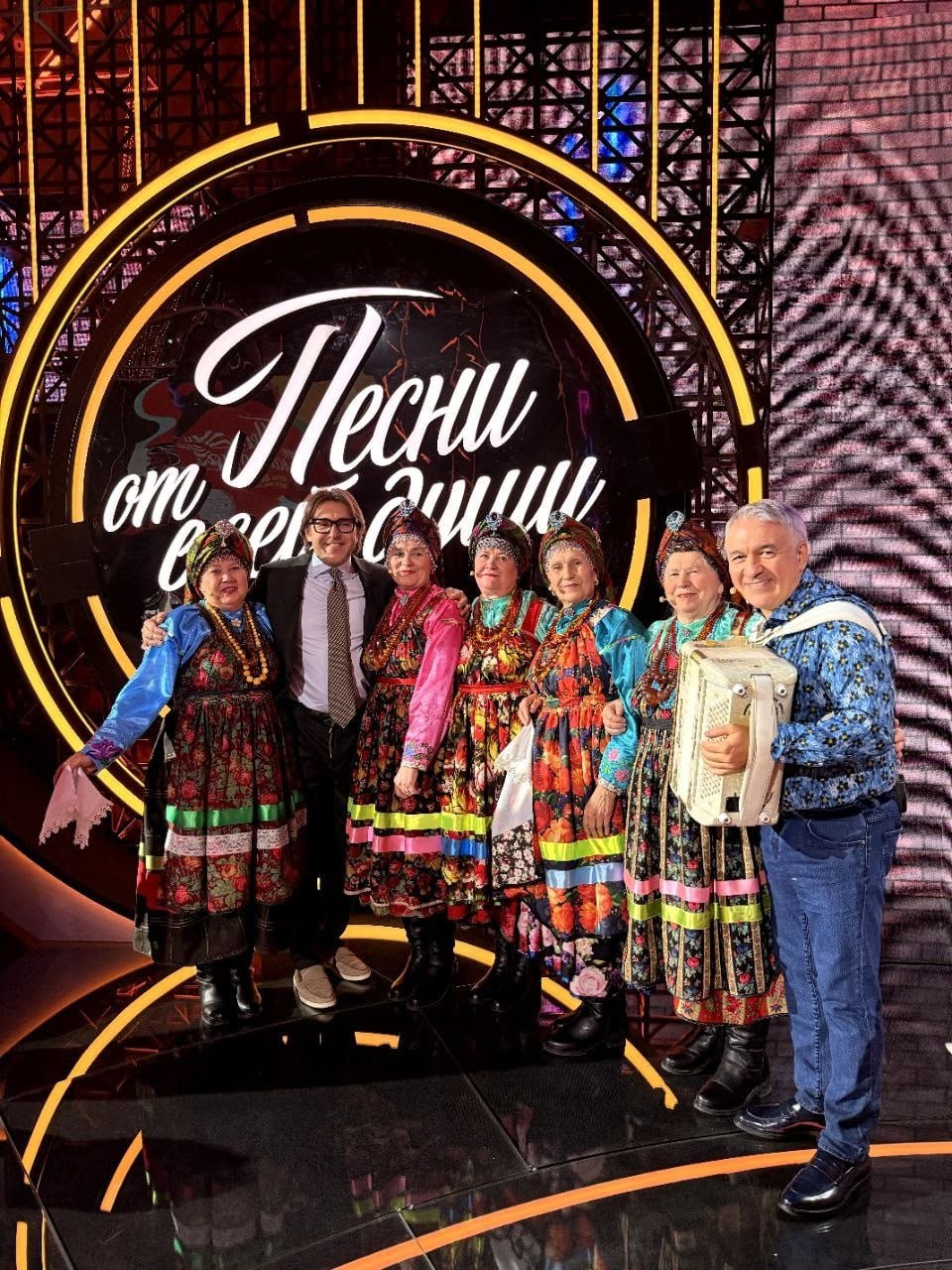 «Семесюшки» из Бурятии спели Малахову частушки про заганский чеснок