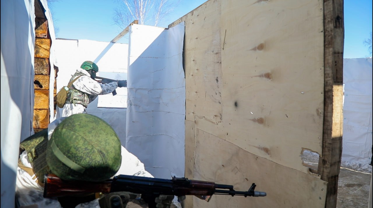 В Бурятии военнослужащие ВВО обучаютcя штурму зданий