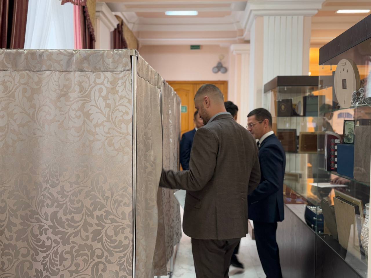 Председатель Верховного Суда Республики Бурятия Аида Бидогаева представила депутатам кандидатуру Начына Алимовича Бады-Сагана, впервые рекомендованного Квалификационной коллегией судей РБ на должность мирового судьи... Председатель Верховного Суда Республики Бурятия Аида Бидогаева представила депутатам кандидатуру Начына Алимовича Бады-Сагана, впервые рекомендованного Квалификационной коллегией судей РБ на должность мирового судьи...