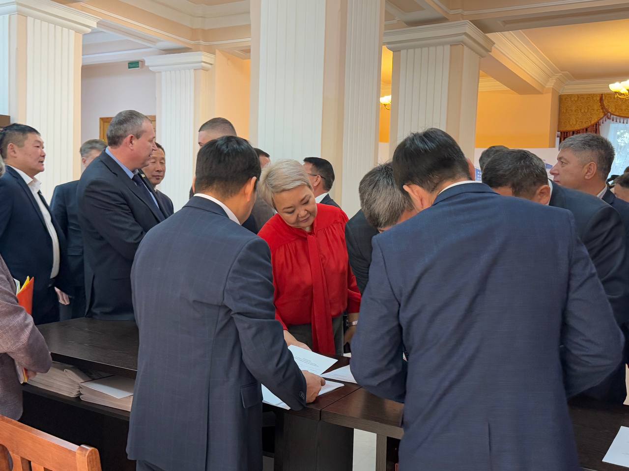 Председатель Верховного Суда Республики Бурятия Аида Бидогаева представила депутатам кандидатуру Начына Алимовича Бады-Сагана, впервые рекомендованного Квалификационной коллегией судей РБ на должность мирового судьи... Председатель Верховного Суда Республики Бурятия Аида Бидогаева представила депутатам кандидатуру Начына Алимовича Бады-Сагана, впервые рекомендованного Квалификационной коллегией судей РБ на должность мирового судьи...