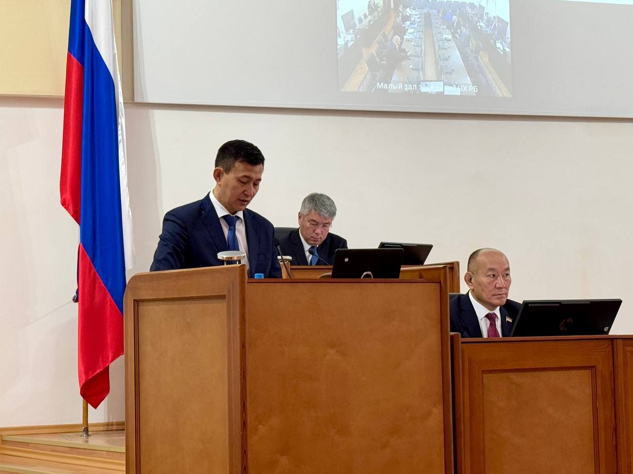 Первым вопросом очередной четырнадцатой сессии Народного Хурала сегодня приняты изменения в Конституцию Республики Бурятия Первым вопросом очередной четырнадцатой сессии Народного Хурала сегодня приняты изменения в Конституцию Республики Бурятия