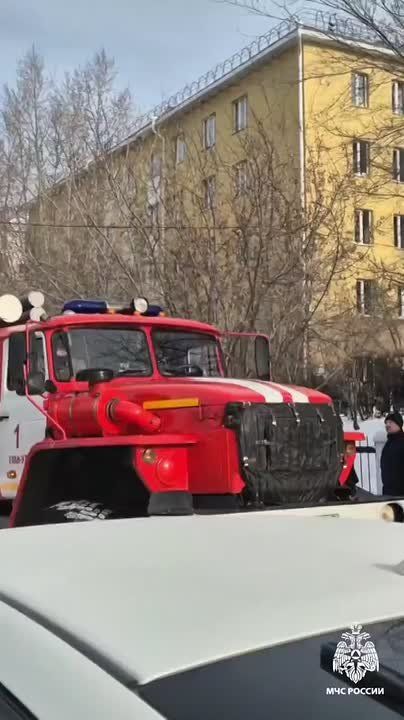 Студентов колледжа эвакуировали огнеборцы МЧС России