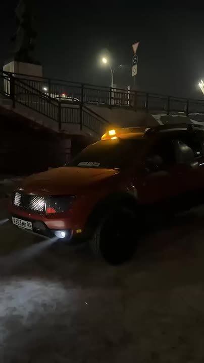 Взяли лопаты в руки и посыпали улицы песком