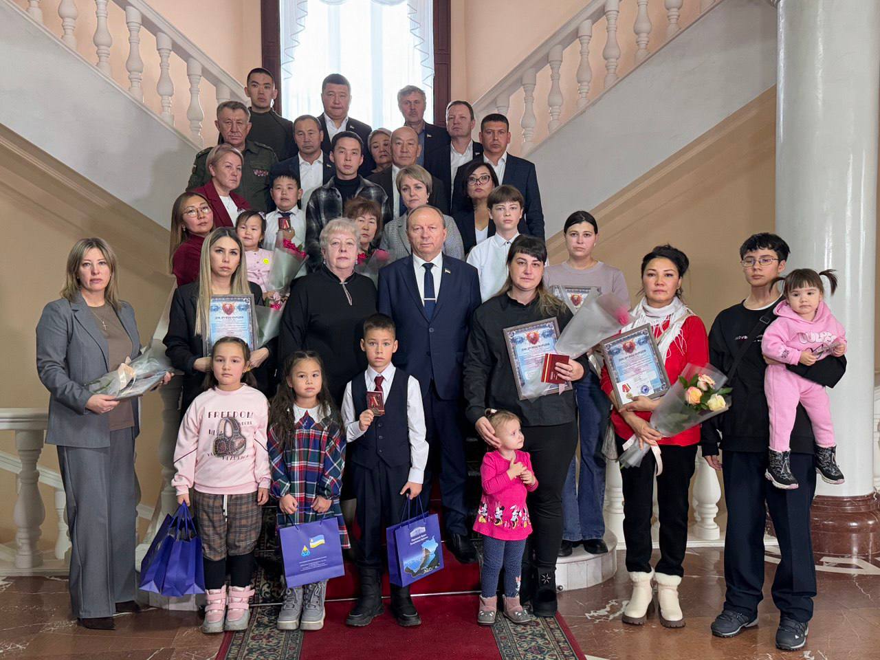 В Народном Хурале почтили память павших защитников Отечества В Народном Хурале почтили память павших защитников Отечества