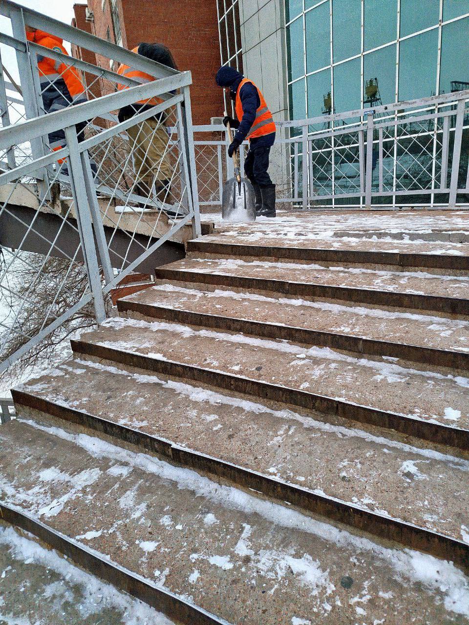 В Улан-Удэ с шести утра к ручной очистке и подсыпке остановок, тротуаров и лестниц приступили 112 уборщиков территорий Комбината по благоустройству В Улан-Удэ с шести утра к ручной очистке и подсыпке остановок, тротуаров и лестниц приступили 112 уборщиков территорий Комбината по благоустройству