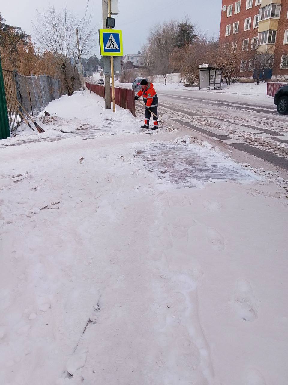 В Улан-Удэ с шести утра к ручной очистке и подсыпке остановок, тротуаров и лестниц приступили 112 уборщиков территорий Комбината по благоустройству В Улан-Удэ с шести утра к ручной очистке и подсыпке остановок, тротуаров и лестниц приступили 112 уборщиков территорий Комбината по благоустройству