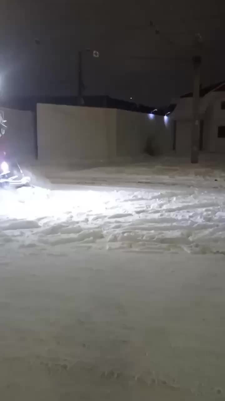 Всю ночь два спец вагона курсировали по линиям, расчищая пути