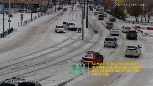 Машина вылетела на трамвайные пути, пытаясь избежать ДТП