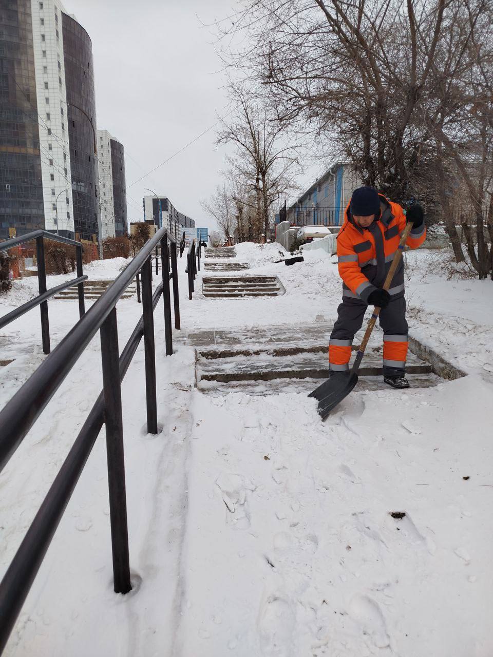 В Улан-Удэ с шести утра к ручной очистке и подсыпке остановок, тротуаров и лестниц приступили 112 уборщиков территорий Комбината по благоустройству В Улан-Удэ с шести утра к ручной очистке и подсыпке остановок, тротуаров и лестниц приступили 112 уборщиков территорий Комбината по благоустройству