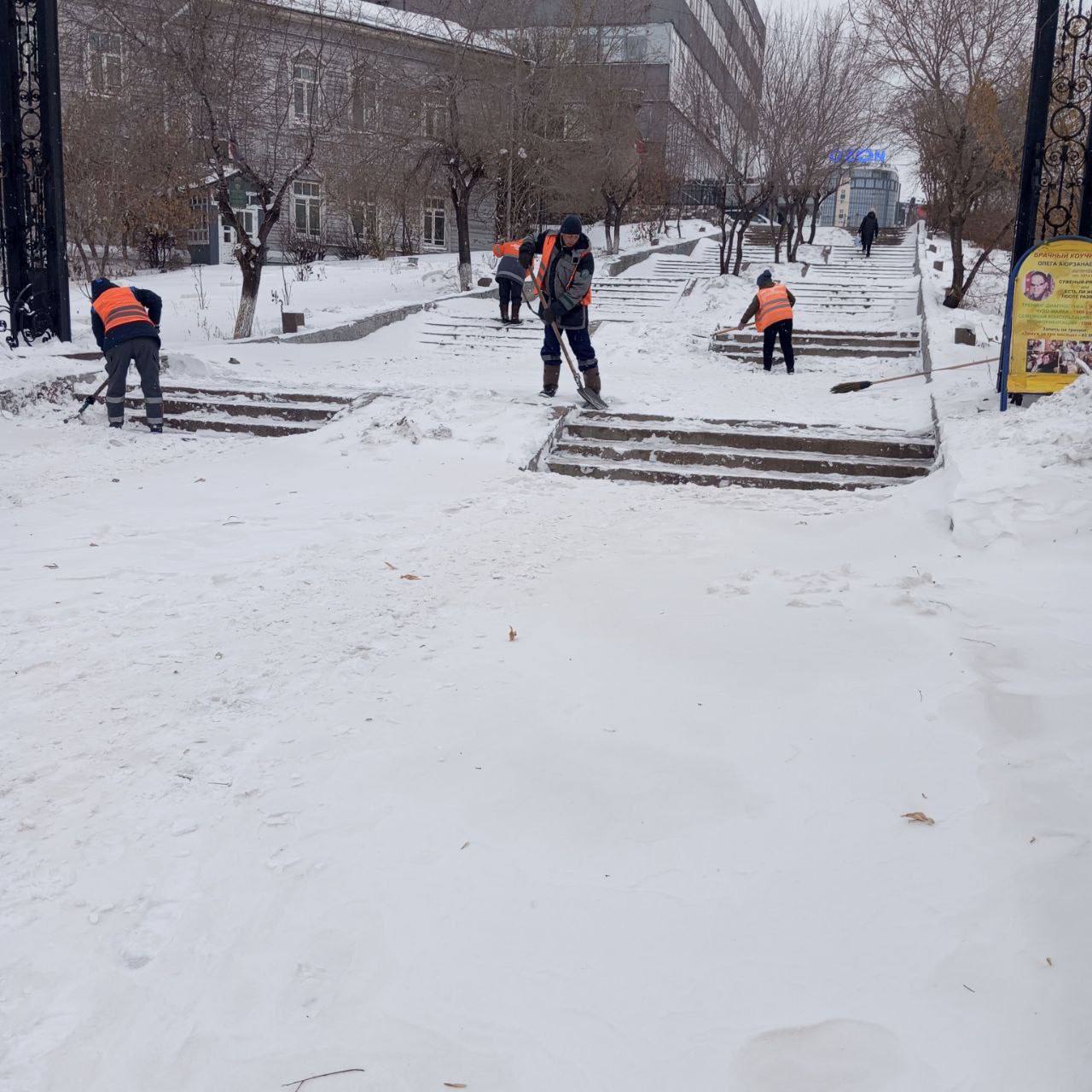 В Улан-Удэ с шести утра к ручной очистке и подсыпке остановок, тротуаров и лестниц приступили 112 уборщиков территорий Комбината по благоустройству