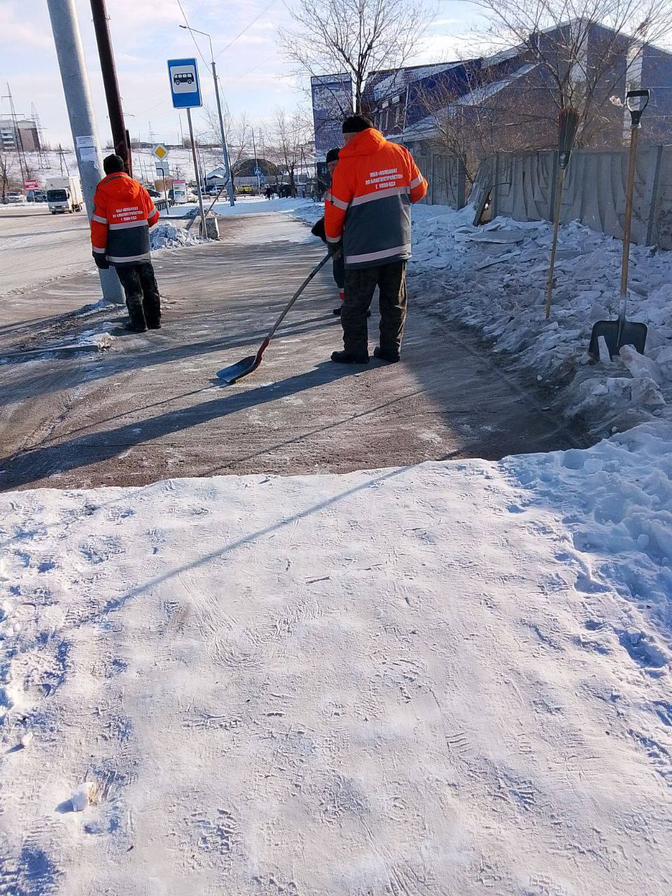 В Улан-Удэ с шести утра к ручной очистке и подсыпке остановок, тротуаров и лестниц приступили 112 уборщиков территорий Комбината по благоустройству В Улан-Удэ с шести утра к ручной очистке и подсыпке остановок, тротуаров и лестниц приступили 112 уборщиков территорий Комбината по благоустройству