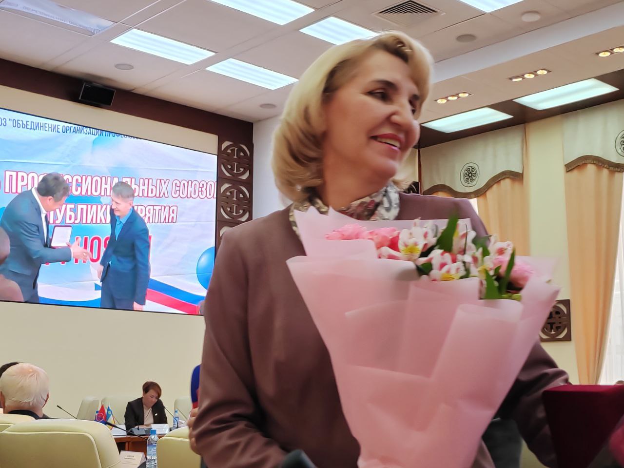 Врио председателя Улан-Удэнского горсовета поздравил профсоюзных лидеров с профессиональным праздником Врио председателя Улан-Удэнского горсовета поздравил профсоюзных лидеров с профессиональным праздником