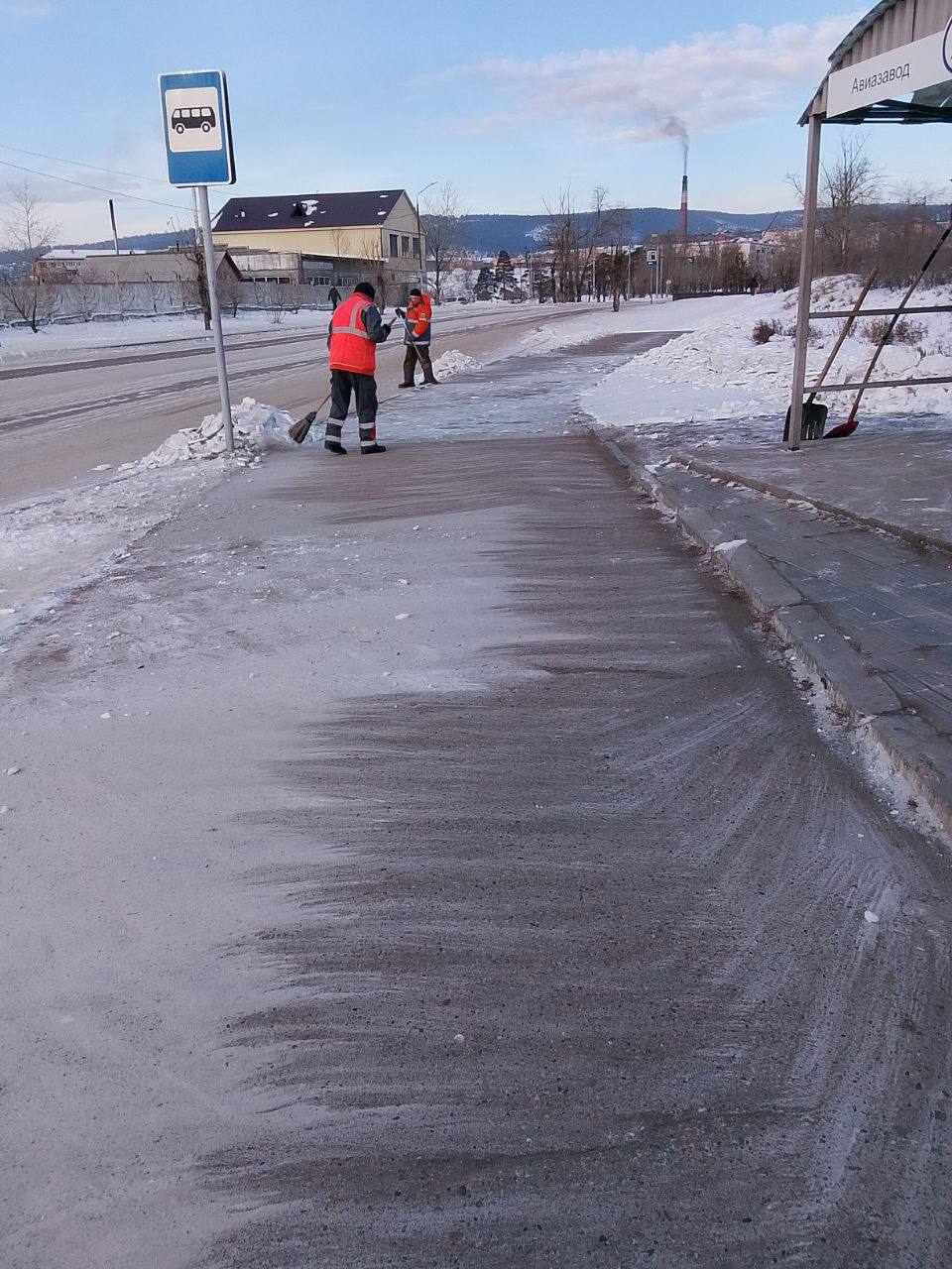 В Улан-Удэ с шести утра к ручной очистке и подсыпке остановок, тротуаров и лестниц приступили 112 уборщиков территорий Комбината по благоустройству В Улан-Удэ с шести утра к ручной очистке и подсыпке остановок, тротуаров и лестниц приступили 112 уборщиков территорий Комбината по благоустройству