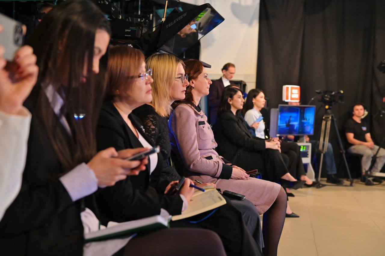 «Все вопросы будут взяты в работу»: Глава Бурятии провел двухчасовой прямой эфир с жителями республики «Все вопросы будут взяты в работу»: Глава Бурятии провел двухчасовой прямой эфир с жителями республики