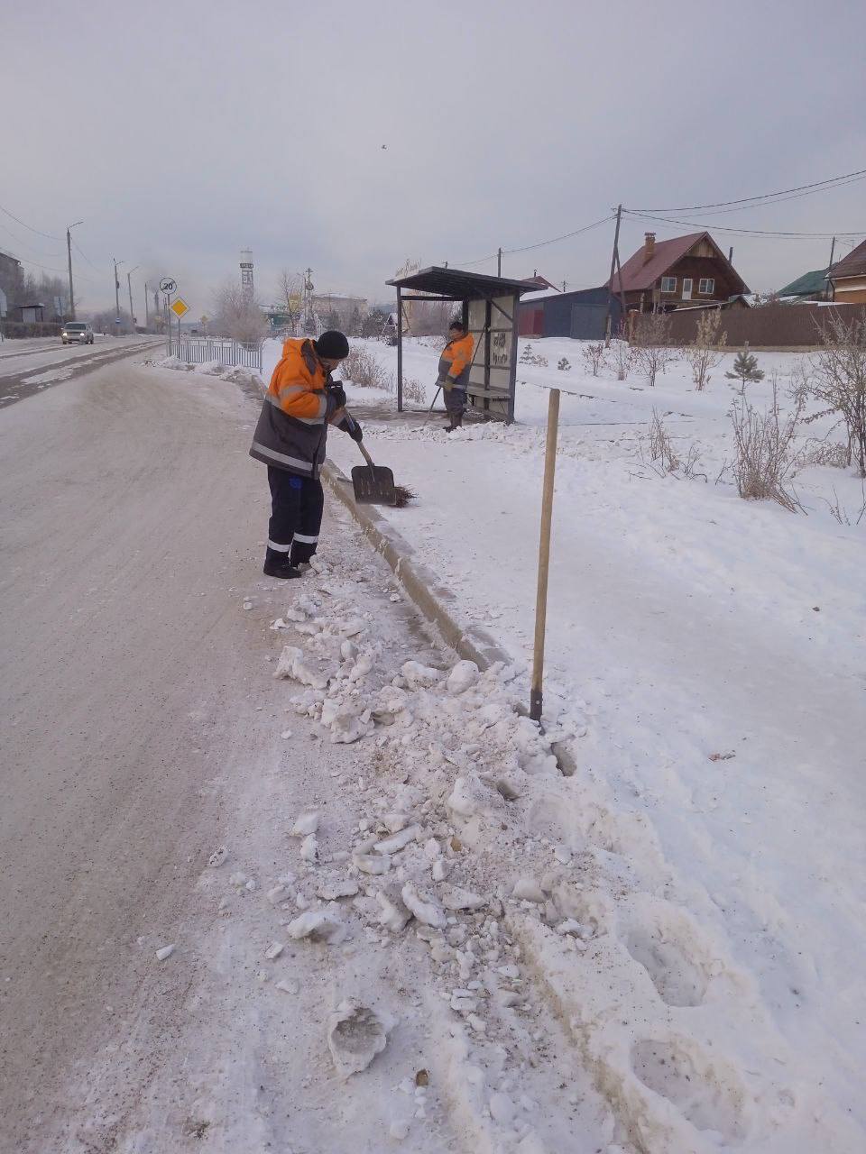 В Улан-Удэ с шести утра к ручной очистке и подсыпке остановок, тротуаров и лестниц приступили 112 уборщиков территорий Комбината по благоустройству В Улан-Удэ с шести утра к ручной очистке и подсыпке остановок, тротуаров и лестниц приступили 112 уборщиков территорий Комбината по благоустройству