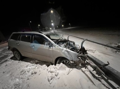 Нам пишут: «Филдер» врезался в стоящую фуру, три человека пострадали