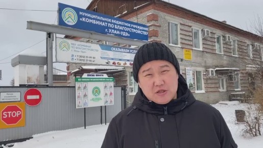 Коммунальные службы подсыпают дороги и убирают последствия снегопада