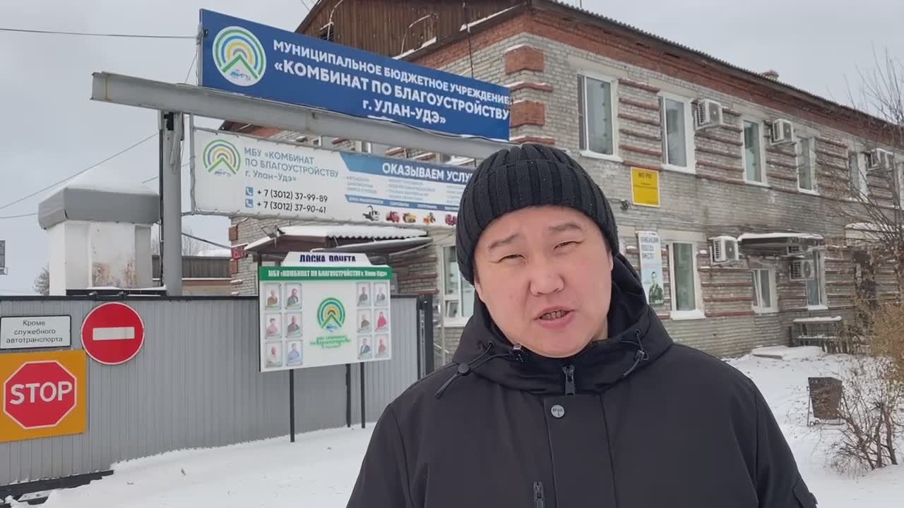 Коммунальные службы подсыпают дороги и убирают последствия снегопада