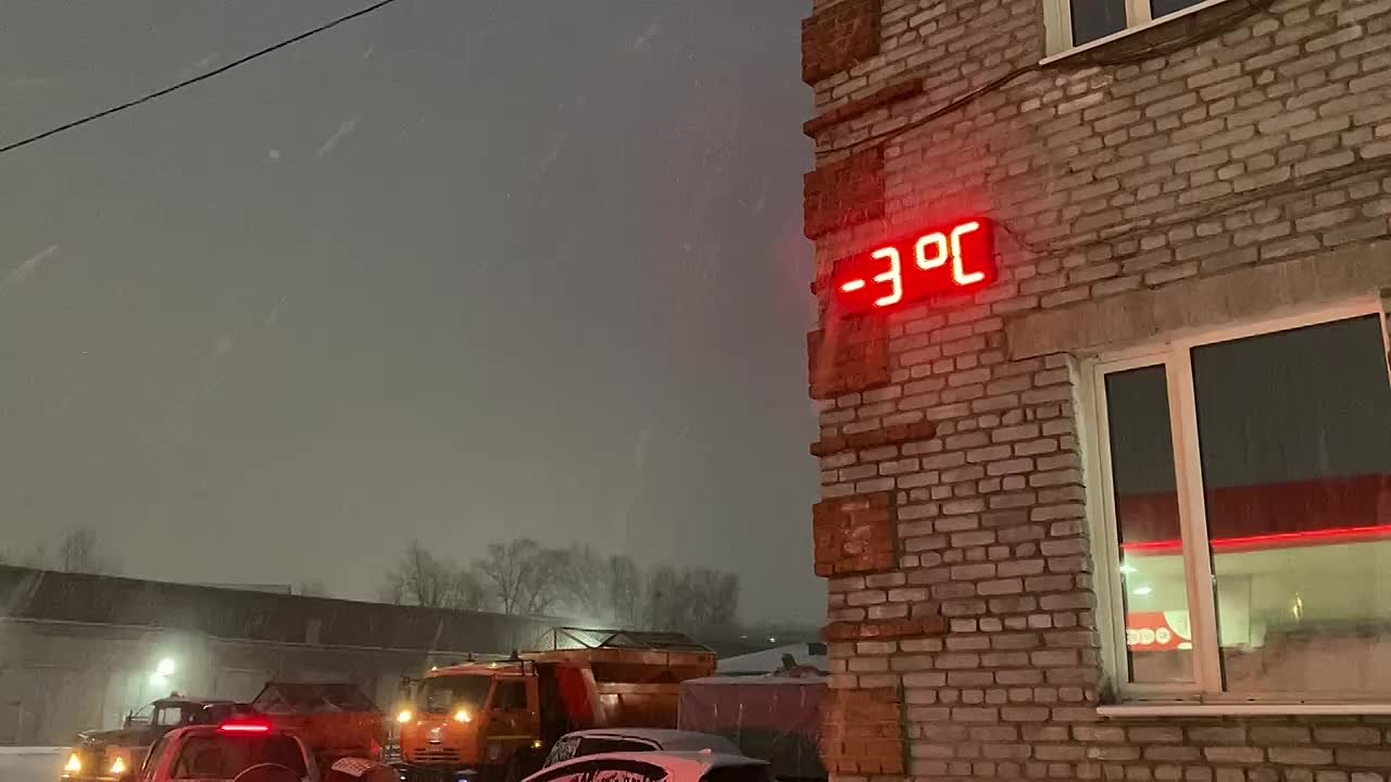 В Улан-Удэ всю ночь спецмашины подсыпали скользкие улицы