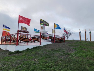 Бойцы из Бурятии восстановили буддийский субурган под Мангушем