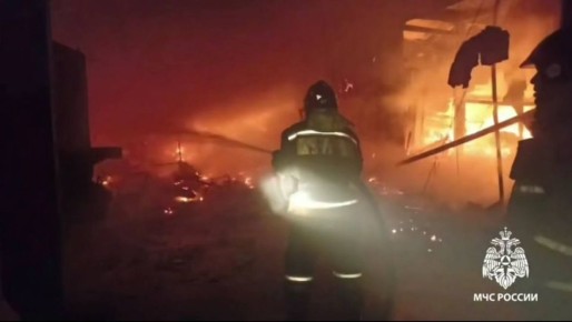 В Иркутской области страшно горят два цеха по производству диванов