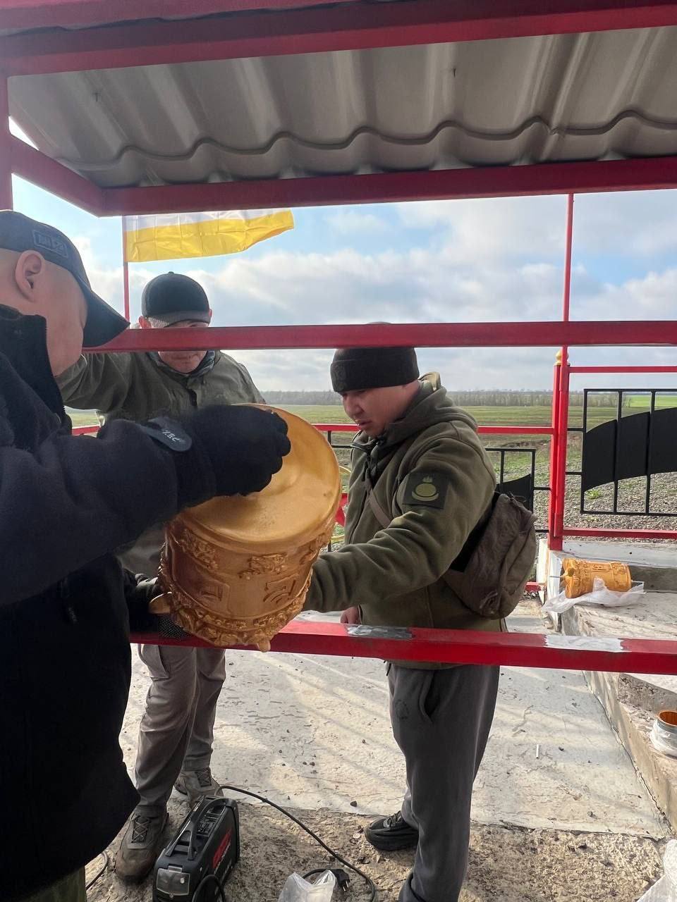 Воины восстановили национальные символы у субургана под Мангушем Воины восстановили национальные символы у субургана под Мангушем